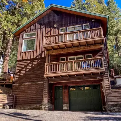 Enchanting Creekside Cabin Retreat near Yosemite National Park in California