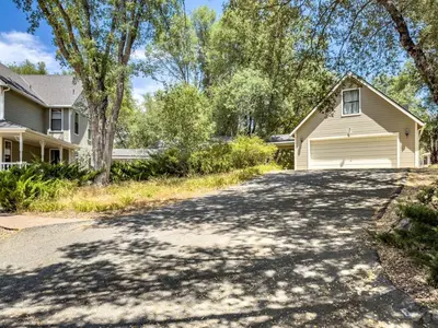 a driveway in front of a house at Studio Loft Near Yosemite with Kitchenette in Oakhurst