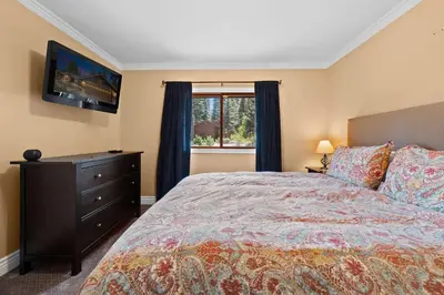 a bedroom with a bed with a dresser and a window at Cozy Aspen Haven - Stay for 6 in Truckee