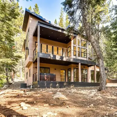 4 Mi to Soda Springs Resort Hot Tub Hideaway!