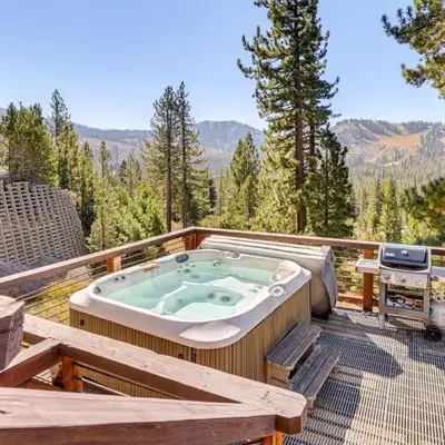 Endless Mtn Views! Group Ski Lodge at Sugar Bowl