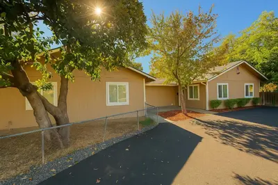 Gallery image of 2 bed 1 bath special woodlake B in Sacramento