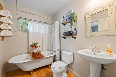 a bathroom with a tub and a sink and a toilet at Cozy Mountain Cabin Yosemite Dodge Ridge Ski in Tuolumne