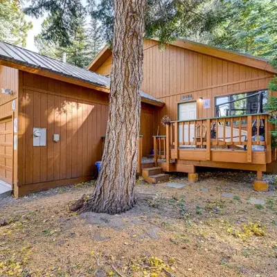 1 Mi to Skiing! Cabin Hideaway on June Lake Loop