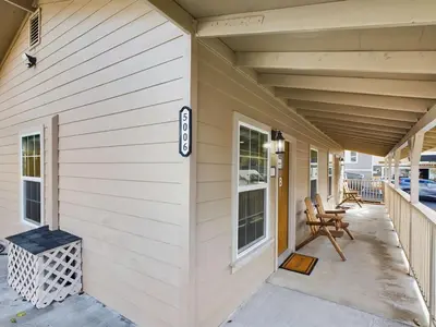 Gallery image of Modern Comfort Suite B - Heart of Downtown in Midpines