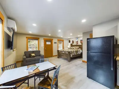 Gallery image of Modern Comfort Suite B - Heart of Downtown in Midpines