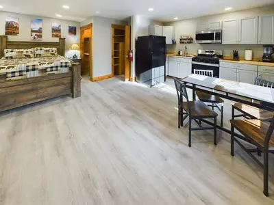 Gallery image of Modern Comfort Suite B - Heart of Downtown in Midpines