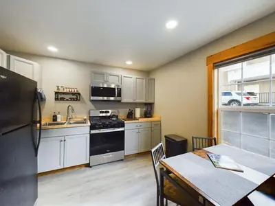 Gallery image of Modern Comfort Suite B - Heart of Downtown in Midpines