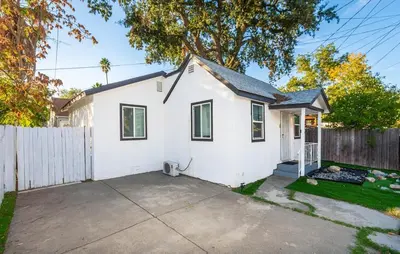 a white house with a fence at 2 Bedroom Home Near Downtown Zoo Golf Pet-Friendly and Fenced in Sacramento