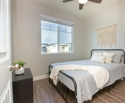 a bedroom with a bed and a window at New Modern 3bed in North Merced 5 Star hosts in Merced