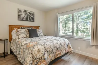 a bedroom with a bed and a window at Chateau De Montagne 4 in Mammoth Lakes