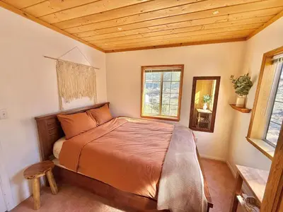 Gallery image of Kennedy Bluebird: offgrid cabin near SF Kern River in Sykes