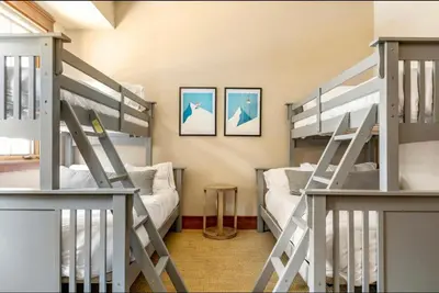 a room with two bunk beds and a couch at Magnolia Lodge 1 in Mammoth Lakes