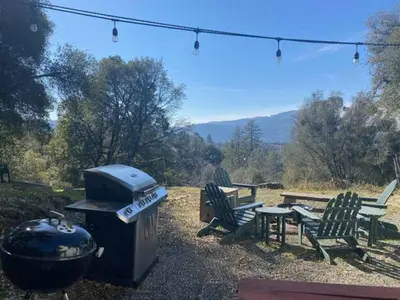 a grill and chairs and a table and a grill and chairs at Sunset Cottage near Yosemite in Oakhurst