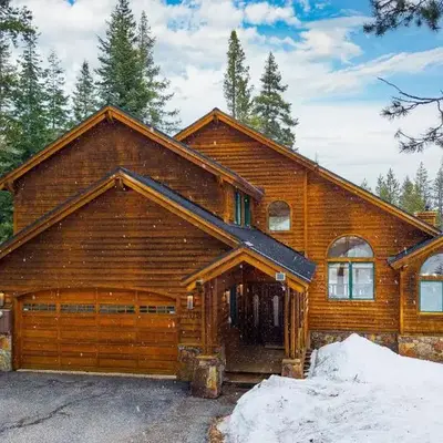 2 Truckee Cabin • Sleeps 20 • Hot tub • Games • Near Donner Lake Donner Ridge Alplenglow Chalet by AvantStay