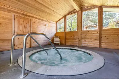 a jacuzzi tub in a wooden cabin at Villa De Los Pinos 15 in Mammoth Lakes