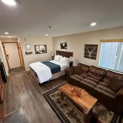 The Meadows-Cozy Hotel Room Deck
