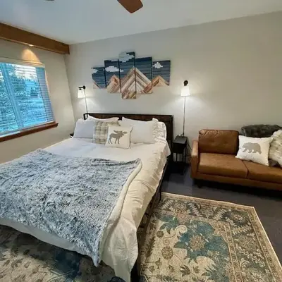 The Meadows- Charmed Hotel Unit Steps to Ski Lifts