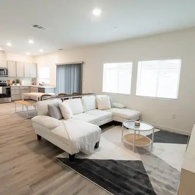 Beautiful Modern Home with Outdoor Patio and BBQ Grill