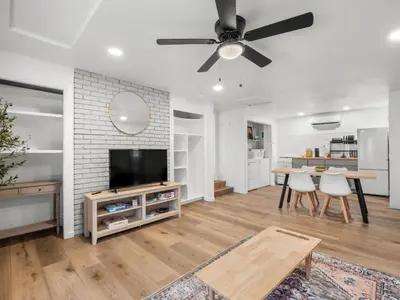 a living room with a tv and a ceiling fan at Forest Retreat that accommodates 29 people near Yosemite & Bass Lake in Oakhurst