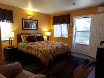 a bedroom with a bed and a window at Little Valley Inn in Mariposa