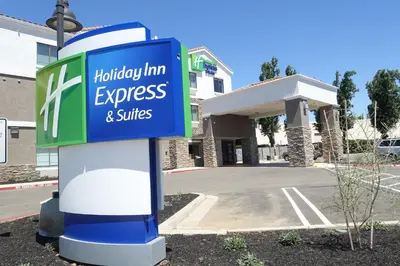 a sign for a holiday inn express and suites at Holiday Inn Express & Suites Brentwood in Brentwood