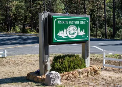a sign for the wiscasset wastewateruceuceuceorgeorgeorge at Yosemite Westgate Lodge in Groveland