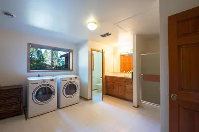 a laundry room with a washer and dryer at Quail Crossing Lodge in Yosemite West