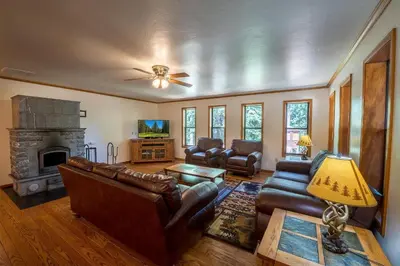 a living room with leather furniture and a fireplace at Quail Crossing Lodge in Yosemite West
