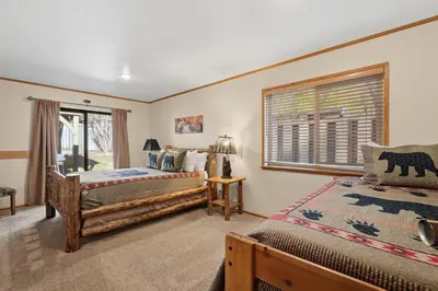 a bedroom with two beds and a window at Apple Tree Bear House in Yosemite West