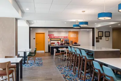 a restaurant with tables and chairs and a bar at Hampton Inn by Hilton Turlock in Turlock