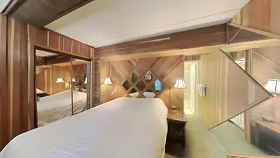 a bedroom with a large white bed in a room at Comfortable 2 Bed Condo, Easy Access to Slopes! in Mammoth Lakes