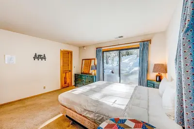 a bedroom with a bed and a window at Ford Family Escape in Truckee