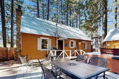 a small cabin with a table and chairs at Cozy Bobby Grey Manor in South Lake Tahoe