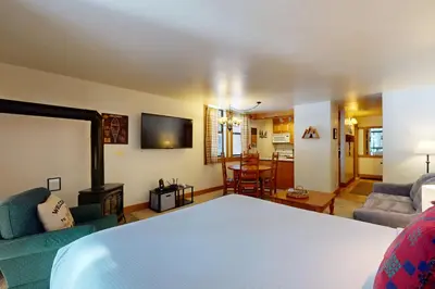 a room with a bed and a living room at Aspen Grove Hideaway in Truckee
