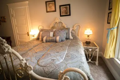 a bedroom with a bed with a blue and gold blanket at Poppy Sister Inn in Lodi