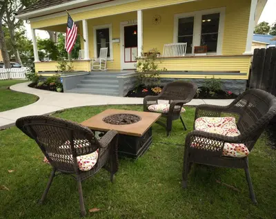 a group of chairs and a table in front of a house at Poppy Sister Inn in Lodi