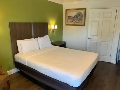 a bedroom with a large white bed in a room at Gilroy Inn in Gilroy