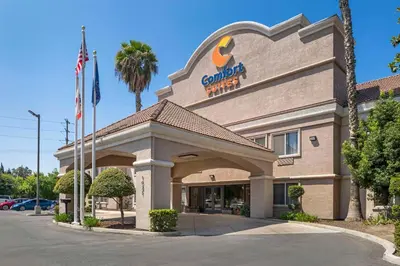 a courtyard inn building with an american flag at Comfort Suites Tulare Sequoia Gateway in Tulare