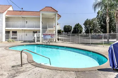 a swimming pool in front of a building at Motel 6-Fresno, CA in Fresno