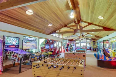 a room filled with lots of arcade games at Indian Hills Hideaway in Ponderosa Fairway Estates