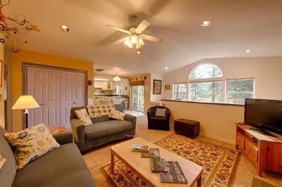 a living room with a couch and a tv at Suite Sunshine in Yosemite West