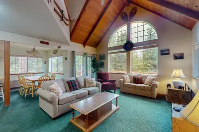 a living room with two couches and a table at Travelers Rest in Shaver Lake Heights