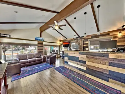 a living room with a couch and a tv at Secrets Inn Lake Tahoe in South Lake Tahoe