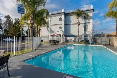 a swimming pool in front of a building at Best Western Colonial Inn in Selma