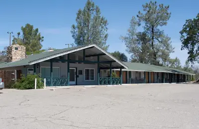 an empty parking lot in front of a building at Black Hawk Lodge in Coarsegold