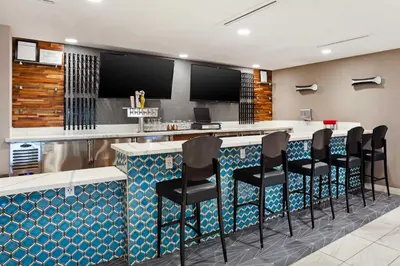 a bar in a restaurant with black bar stools at Best Western Plus Coalinga Inn in Coalinga