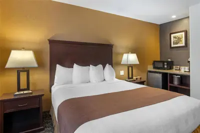 a hotel room with a large bed and two lamps at Best Western Plus Truckee-Tahoe Hotel in Truckee