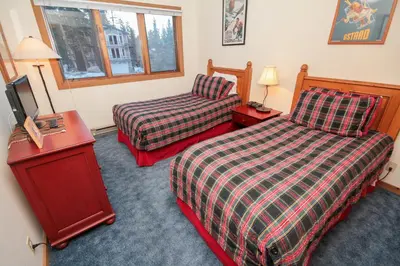 a hotel room with two beds and a tv at Mountainback 45 Den in Mammoth Lakes