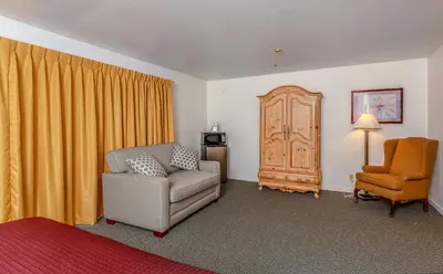 a living room with a chair and a chair at Miners Inn in Mariposa